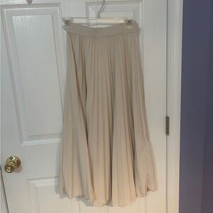 NWOT H&M cream pleated maxi skirt